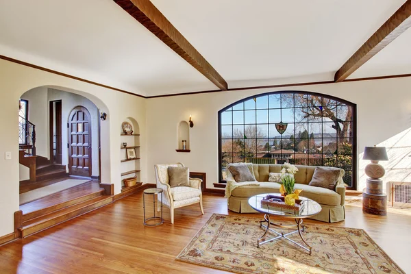 Bright living room in luxury english tutor house — Stock Photo, Image