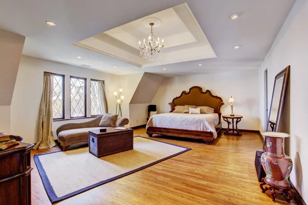 Luminosa camera da letto di lusso con soffitto di design — Foto Stock