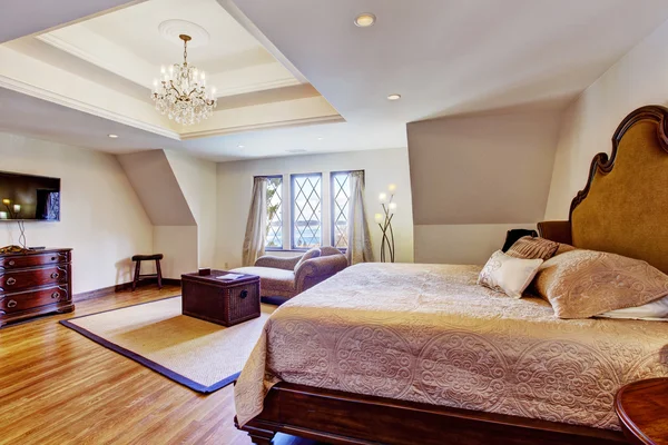 Luminoso dormitorio de lujo con techo de diseño — Foto de Stock