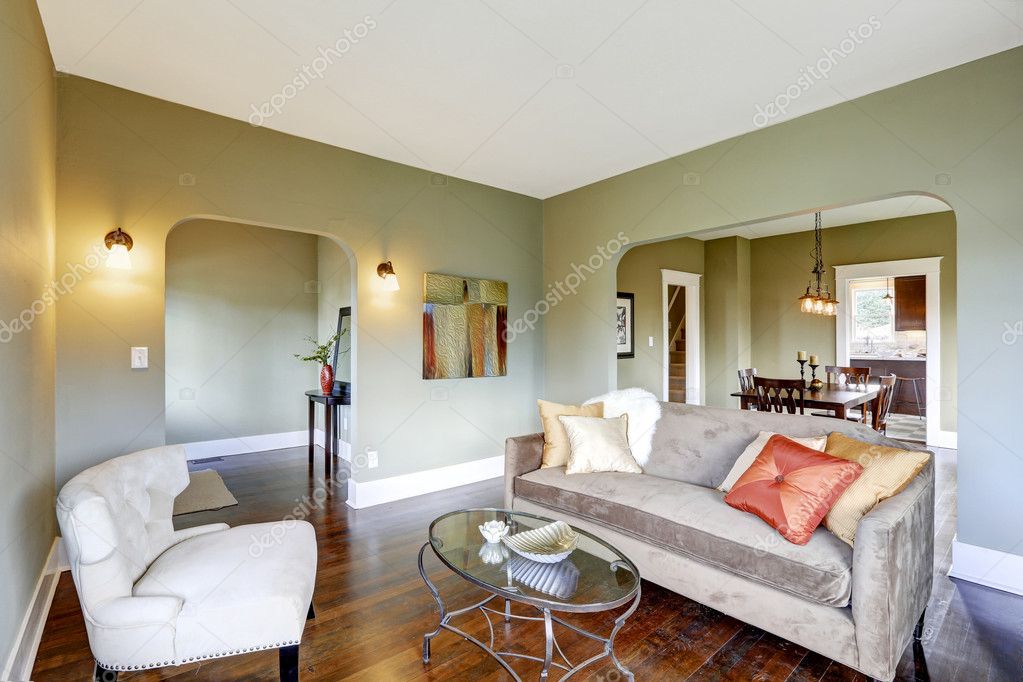 Woonkamer interieur met klassieke witte stoel en bruin slaapbank ...