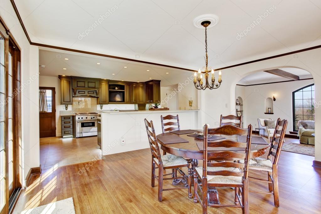 lusso sala da pranzo con tavolo rotondo e sedie — Foto Stock ... lusso sala da pranzo con tavolo rotondo e sedie — Foto Stock ...