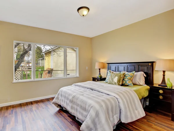 Bedroom interior with queen size bed — Stock Photo, Image