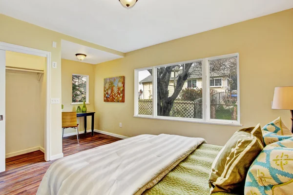 Interior del dormitorio con pequeña área de oficina — Foto de Stock