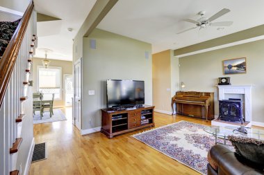 oturma odasında şömine ve piyano ile iç