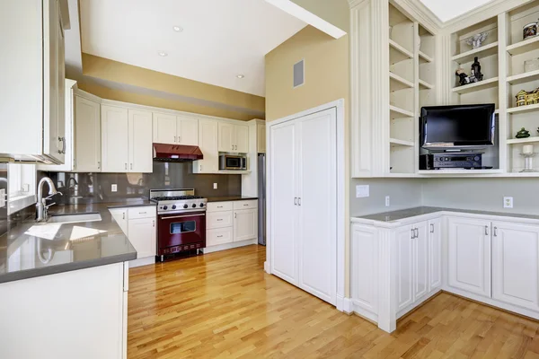 Bílá kuchyň pokoj s burgundským kamna — Stock fotografie