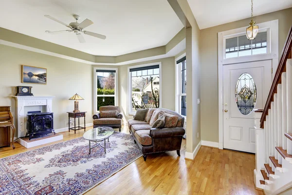 Açık kat planı ile ev iç. Oda ve giriş ha yaşayan