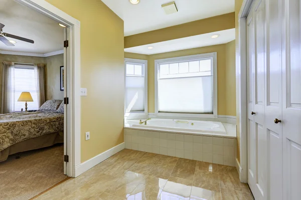 Cuarto de baño con suelo de baldosa brillante en el dormitorio principal — Foto de Stock