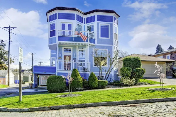 Grande casa azul brilhante com bandeira americana — Fotografia de Stock