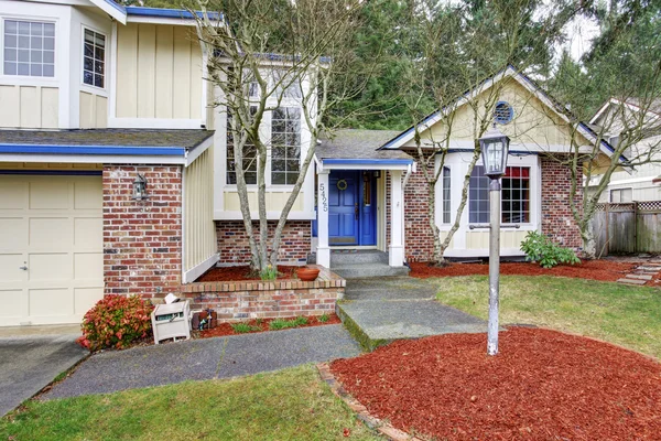 Yellow traditional Northwest house with red brick. — Stock Photo, Image