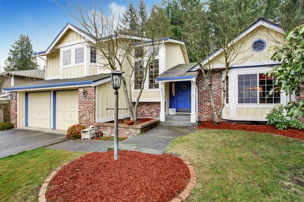 Yellow traditional Northwest house with red brick. — Stock Photo, Image