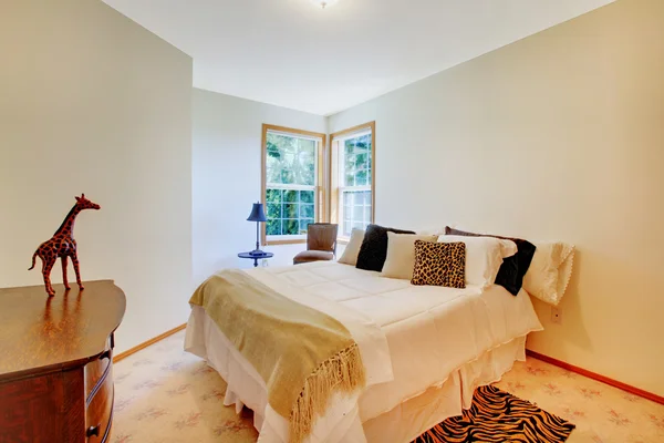 Beyaz safari Tema parlak yatak odası. — Stockfoto