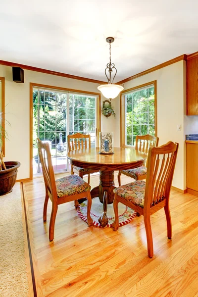 Petite table de petit déjeuner à côté de la fenêtre lumineuse . — Photo