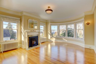 Parlak boş oturma odasında lüks ev