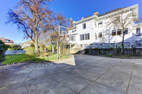 Casa cortile con campo da basket — Foto Stock