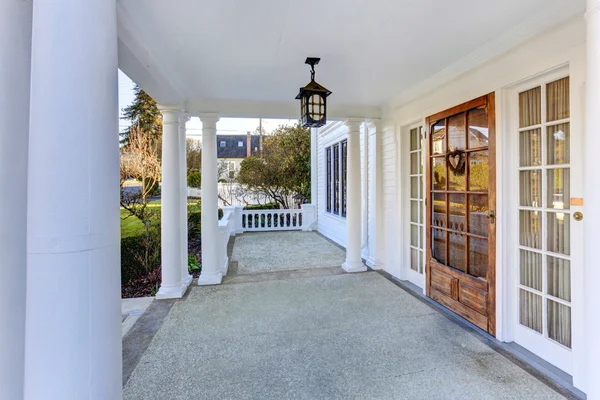 Alpendre de entrada de casa americana de luxo — Fotografia de Stock