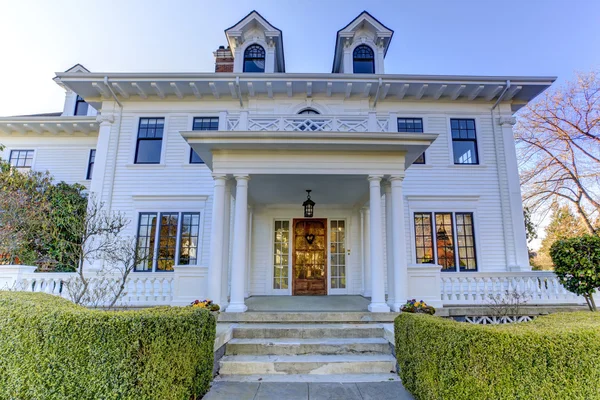 Luxury american house with curb appeal — Stock Photo, Image