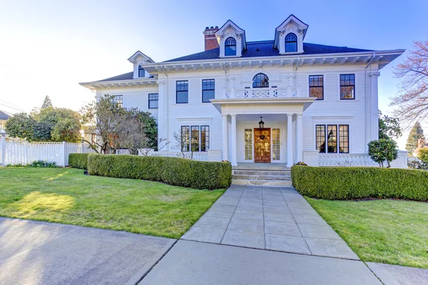 Luxury american house with curb appeal — Stock Photo, Image