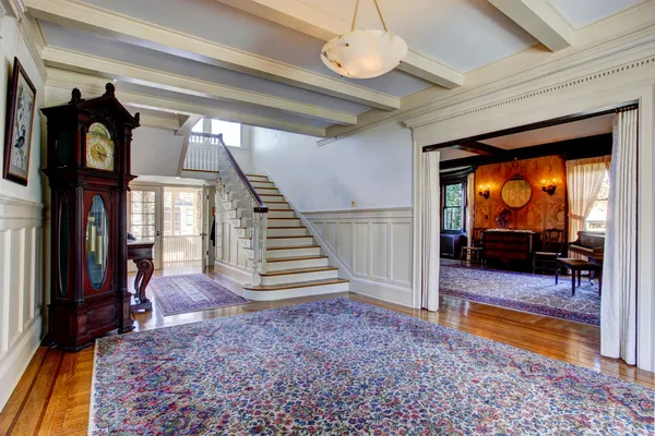 Luxury house. Hallway with rug and staircase — Stock Photo, Image