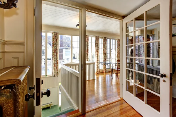 Interiér domu. pohled na otevřené dveře do jídelny a suterénu — Stock fotografie