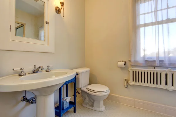 Einfacher heller Ton Badezimmer Innenraum — Stockfoto