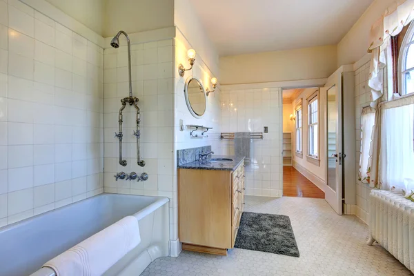 Spacieuse salle de bain intérieure avec meuble lavabo — Photo