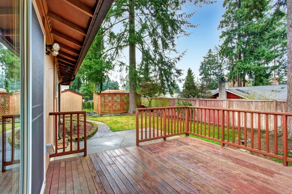 Casa exterior. Vista de la cubierta de salida con pasarela — Foto de Stock