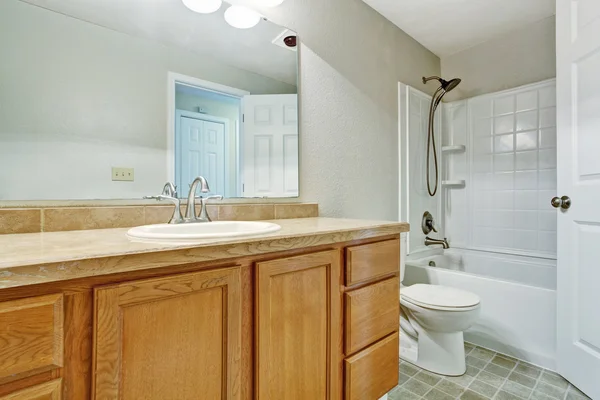Pusty łazienka z lustrem drewniane szafy — Zdjęcie stockowe