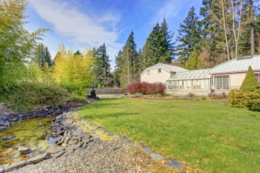 büyük pembe ev sera ile