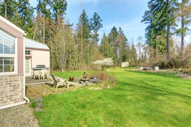 kırsal ev. arka bahçe veranda alan ile