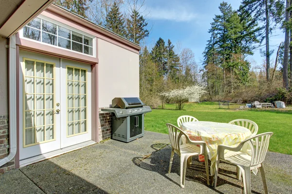 Hinterhof Terrassenbereich mit Grill — Stockfoto