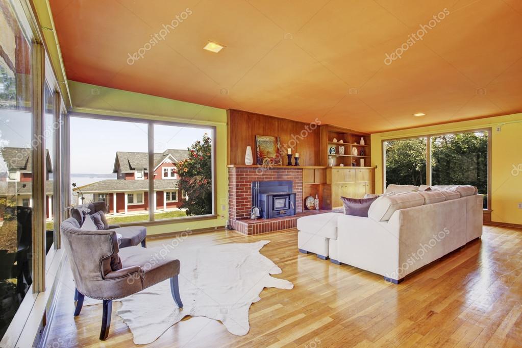 luminoso living comedor con pared de cristal y chimenea — Foto de ... luminoso living comedor con pared de cristal y chimenea — Foto de ...