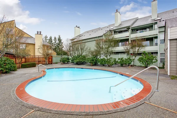 Residential building with swimming pool — Stock Photo, Image