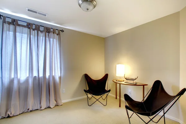 Kamer hoek met twee moderne stoelen en tafel — Stockfoto