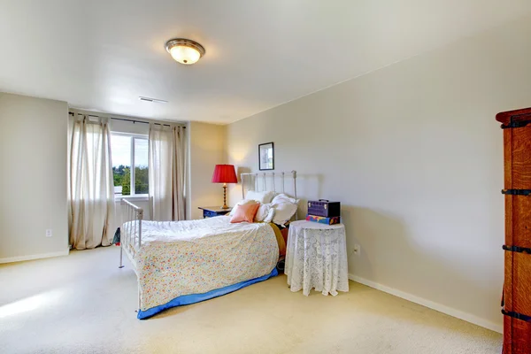 Bright bedroom with anitque iron frame bed — Stock Photo, Image