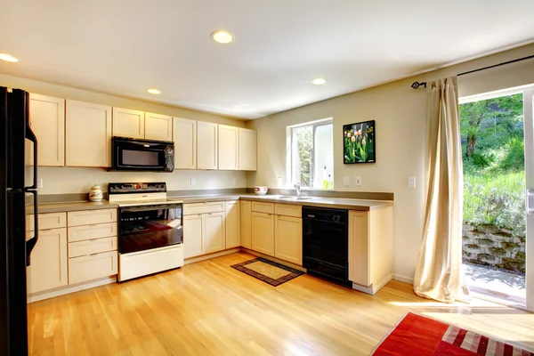 Mesa de comedor madera marrón en sala pequeña cocina con artefactos