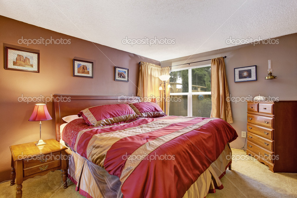 Schlafzimmer Einrichtung mit schönen Bett in rot und Mokka ... Schlafzimmer Einrichtung mit schönen Bett in rot und Mokka ...