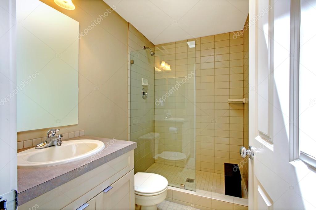 badkamer interieur met glazen deur douche — Stockfoto © iriana88w ... badkamer interieur met glazen deur douche — Stockfoto © iriana88w ...