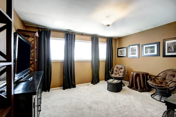 Interior da sala de estar em tons preto e marrom — Fotografia de Stock