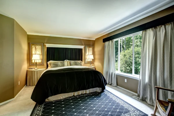 Interiér hnědá elegantní ložnice s černými postel a gepard polštář — Stock fotografie