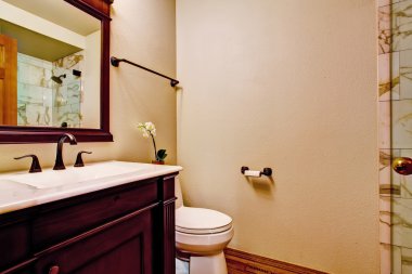 Bordo banyo vanity kabine ile beyaz lavabo
