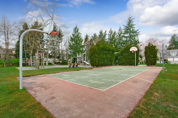 Lapangan basket dan taman bermain untuk anak-anak — Stok Foto