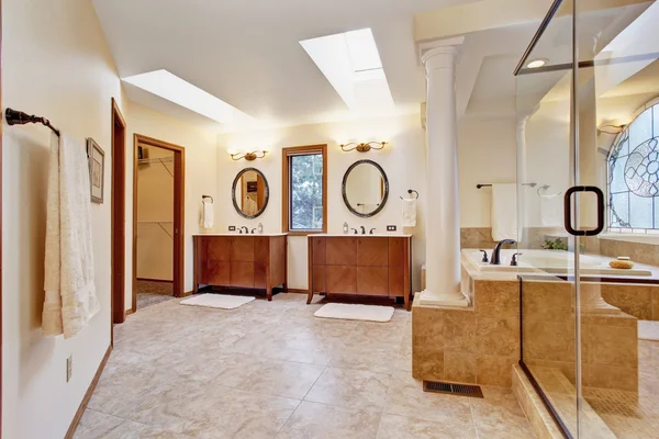 Luxury bathroom interior with skylight — Stock Photo, Image