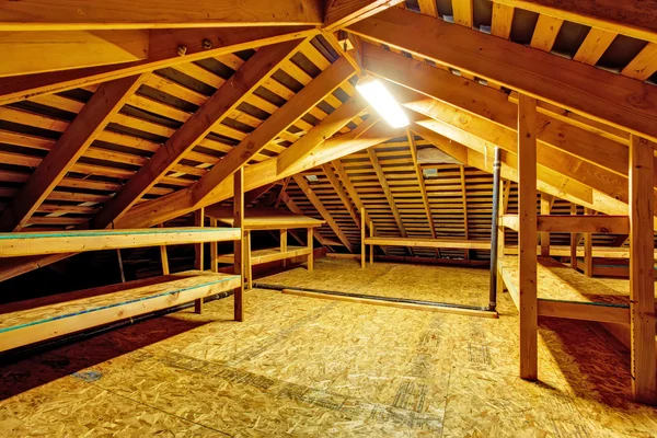 Leerer Dachboden mit Regalen — Stockfoto