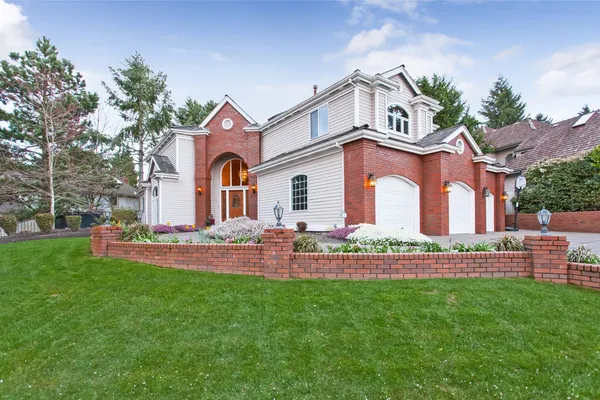 Luxury house exterior with curb appeal — Stock Photo, Image