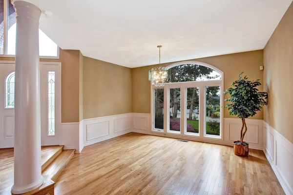 Luxury house interior. Empty entrance hallway — Stock Photo, Image