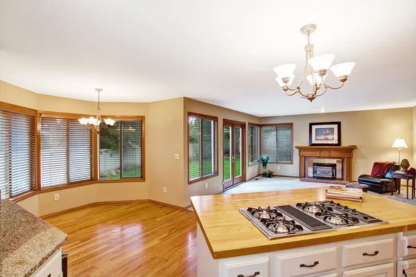 Leeg huis interieur. woonkamer met keukenhoek — Stockfoto