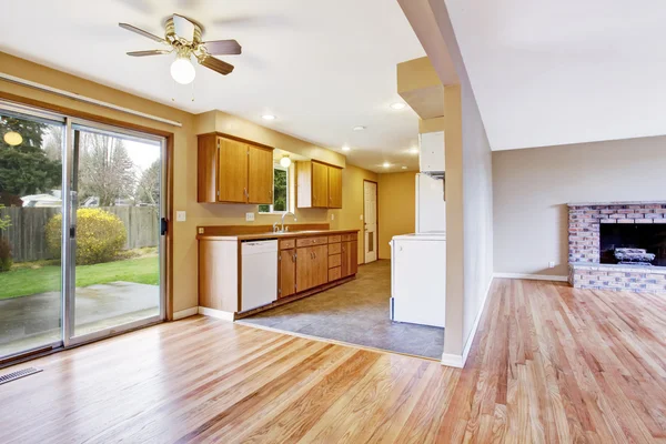 Interior de la casa vacía. Cocina y salón —  Fotos de Stock