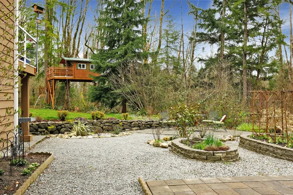 Backyard landscape with tree house — Stock Photo, Image