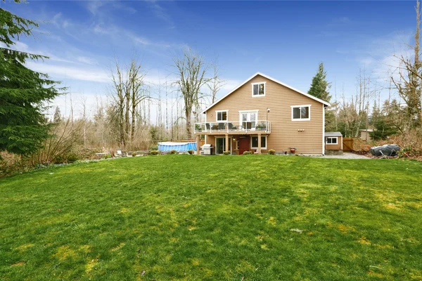 Huis met grote achtertuin grond — Stockfoto