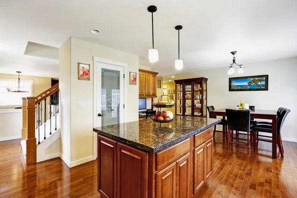 Isla de la cocina con tapa de granito en habitación luminosa — Foto de Stock